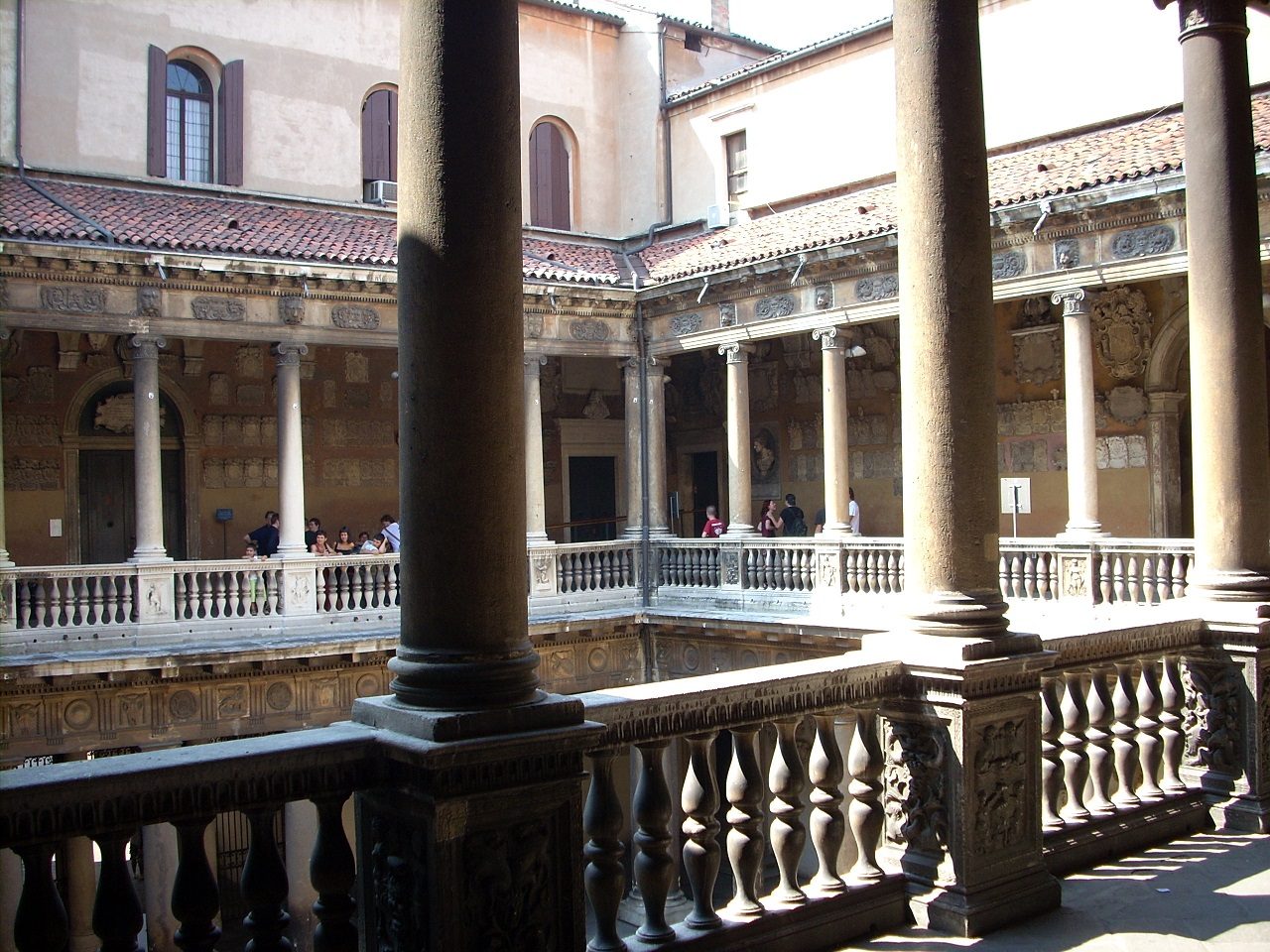 Anatomical%20theatre%20entrance%2C%20Palazzo%20Bo%2C%20Padua%20%281%29.JPG