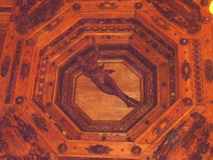 the%20statue%20of%20Apollo%20on%20the%20ceiling.JPG