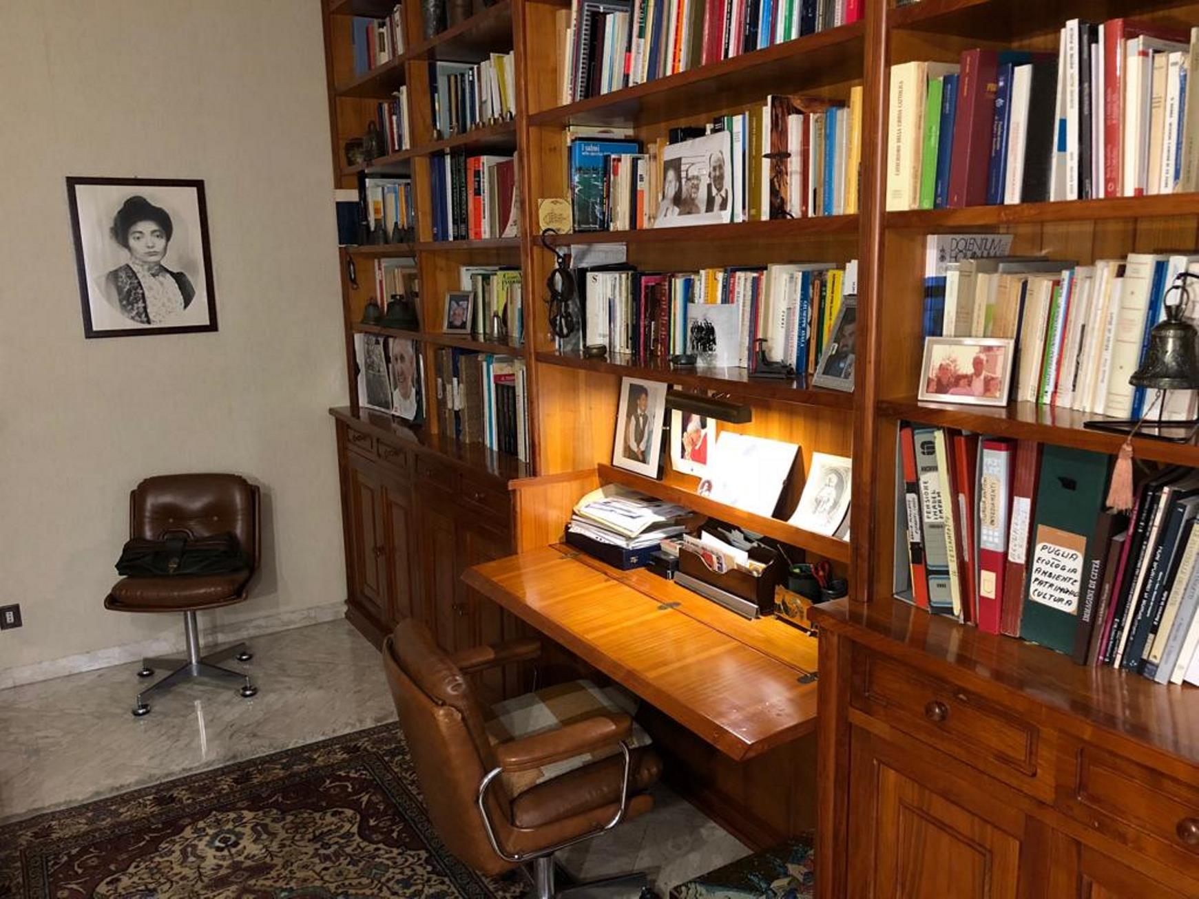 Andrea%20Giorgio%27s%20personal%20library%2C%20Altamura%20%282%29.jpeg