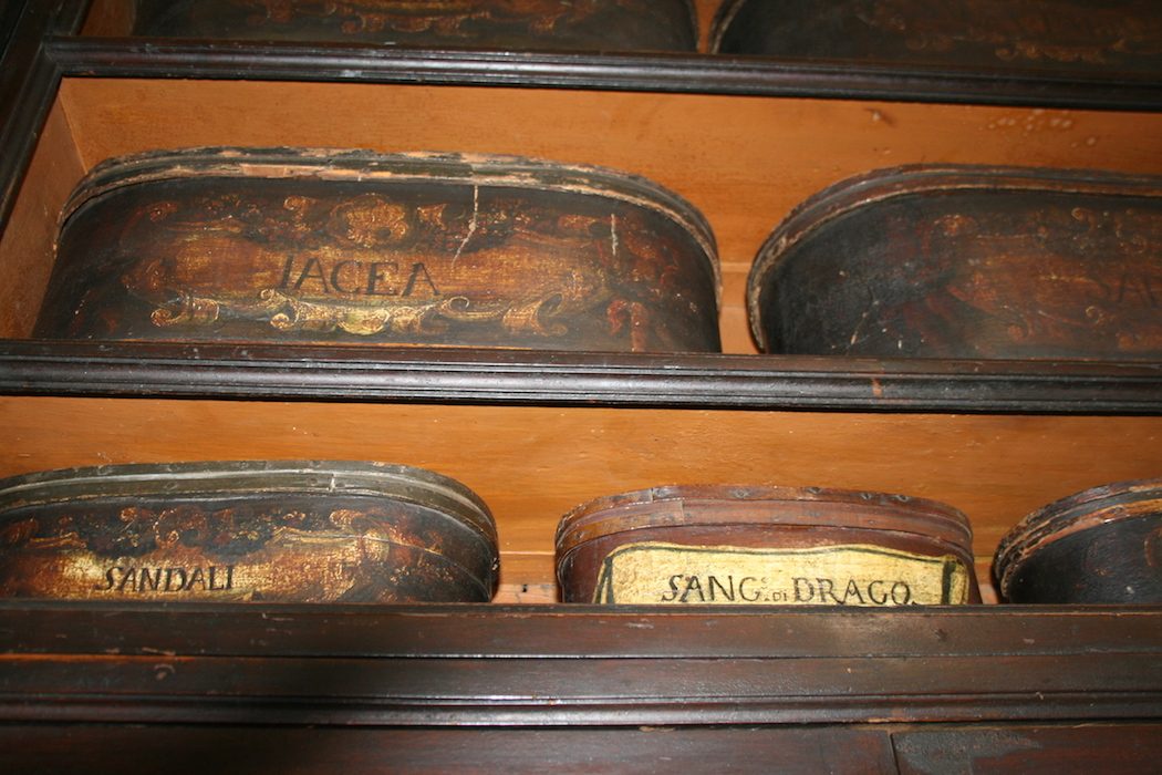 Antica%20Farmacia%20Pesci%209.JPG