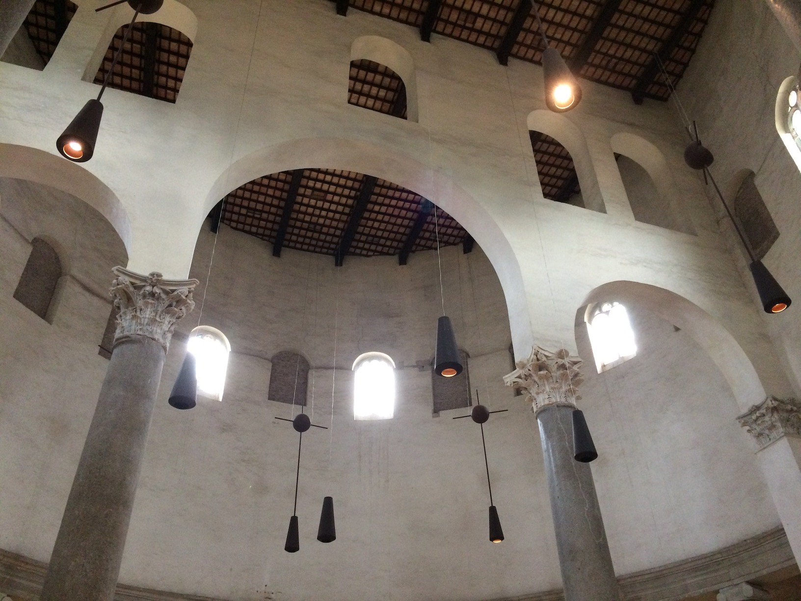 Basilica of Saint Stephen in the Round, interno, 3.jpg