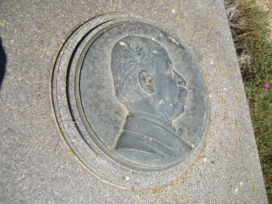 CamilloGolgiTombPavia4.JPG