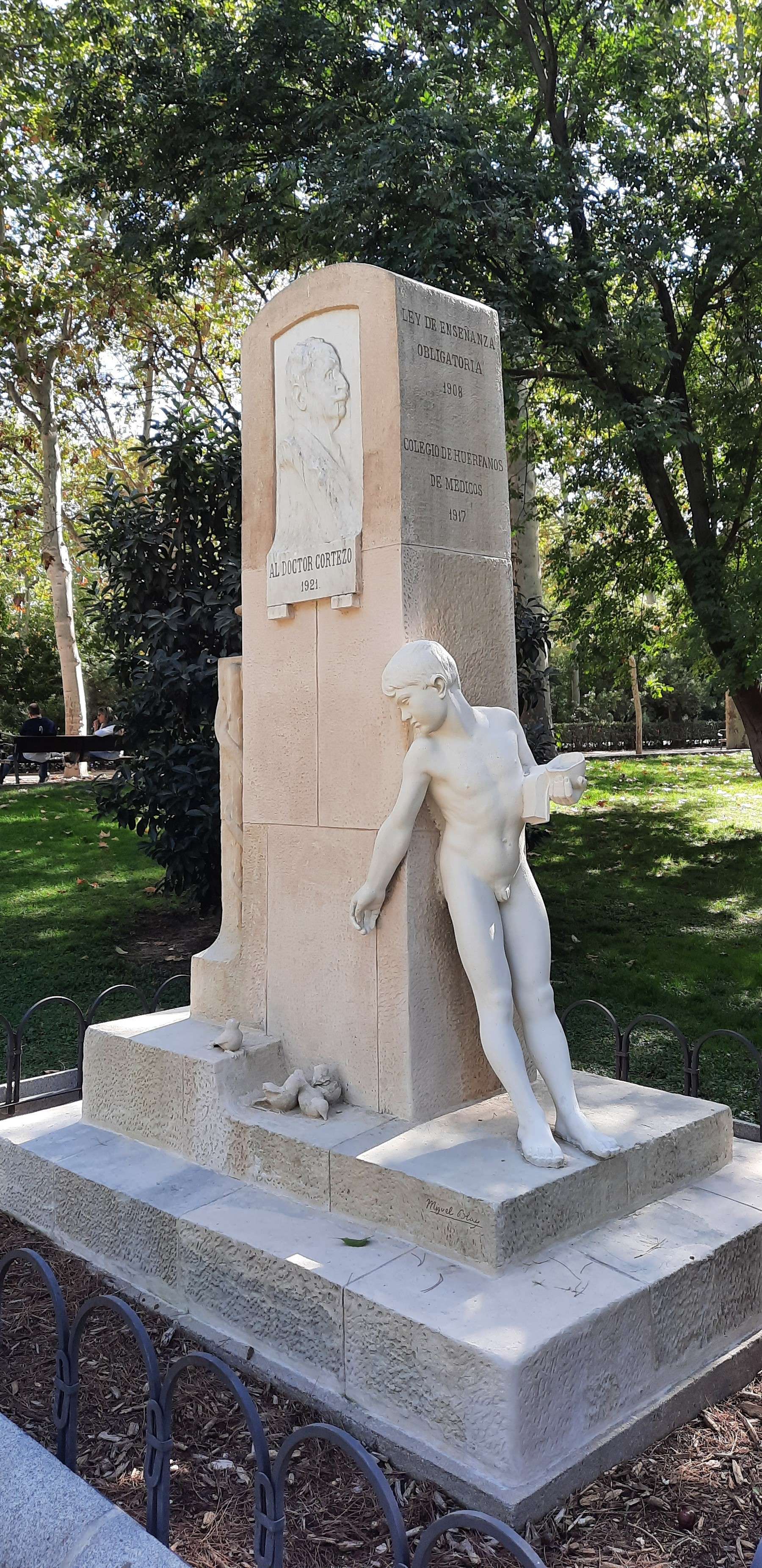 Carlos Cortezo's monument, Madrid - 01.jpg