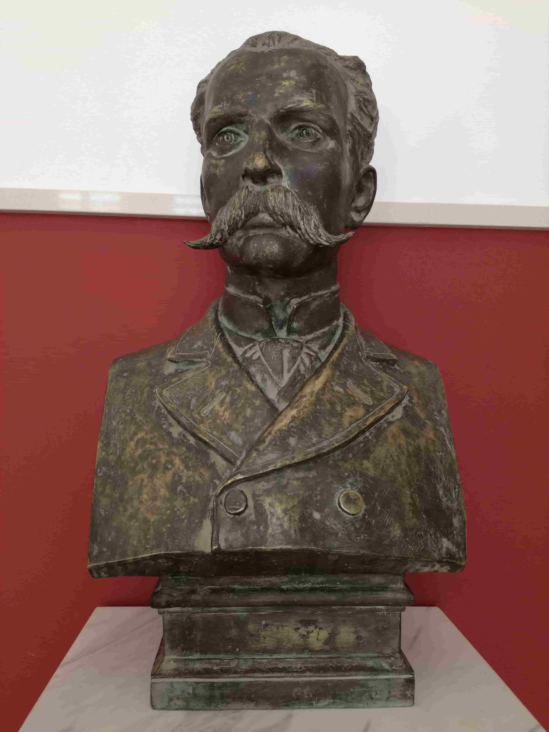 BUSTOCASINI-min.jpg