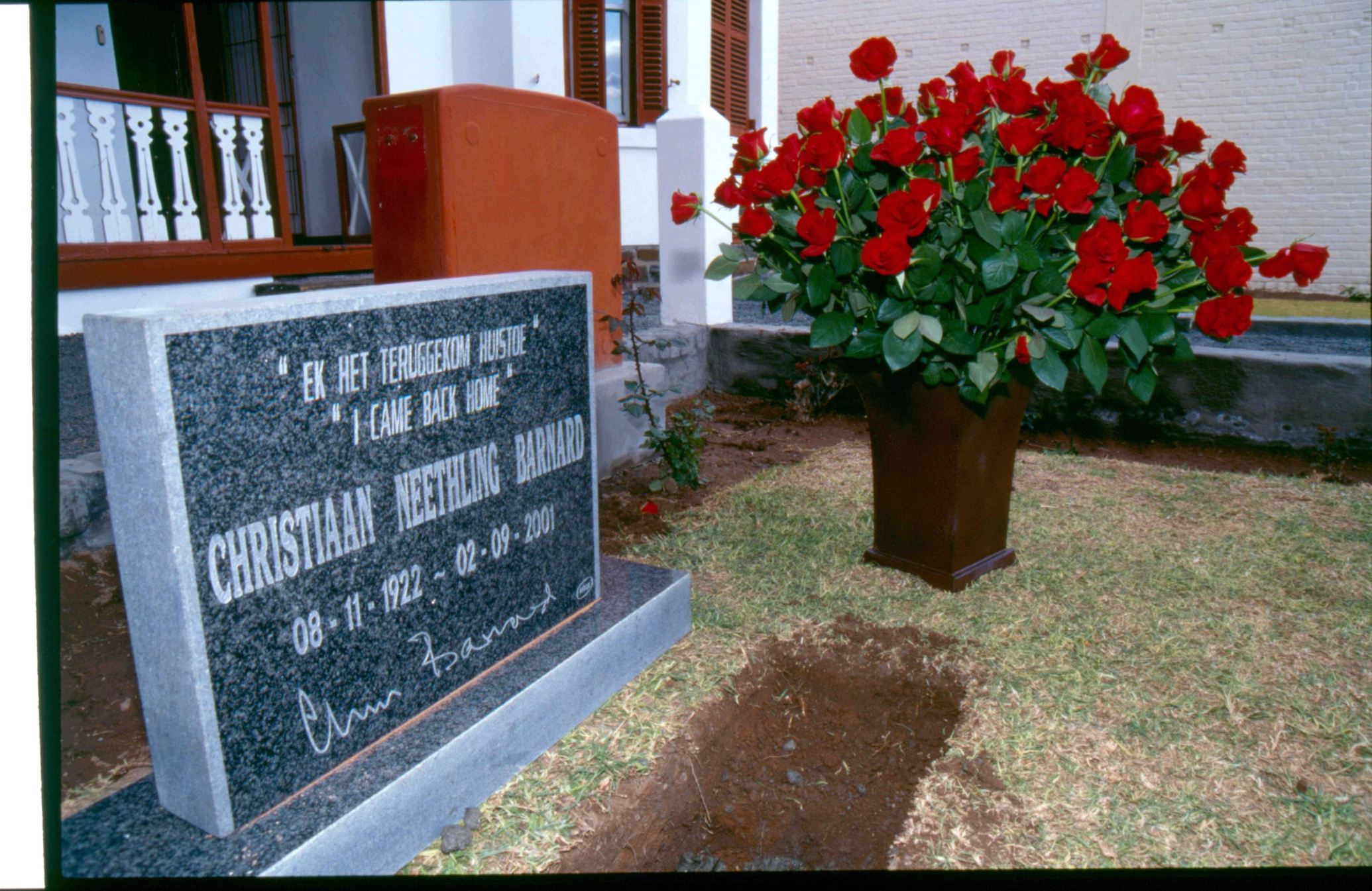 Christiaan Barnard's tomb, Beaufort West.jpg