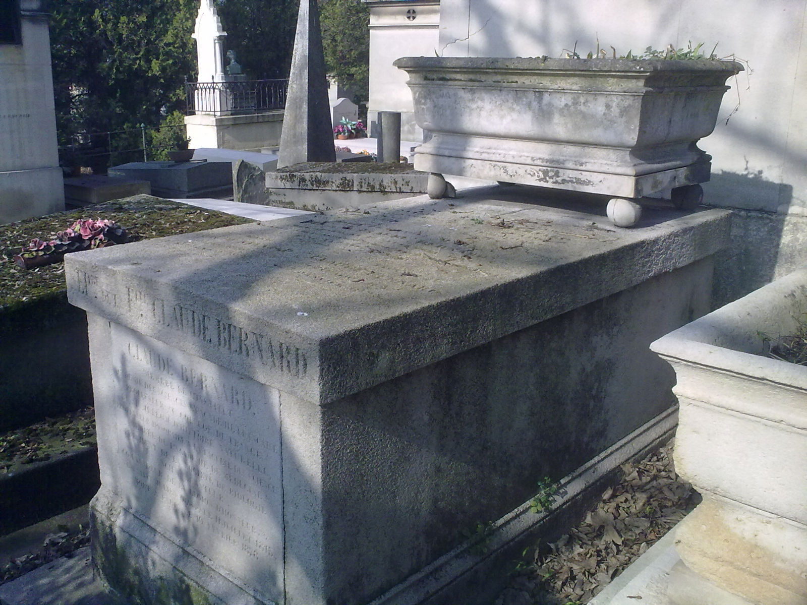 Claude Bernard's tomb, Paris (1).jpg
