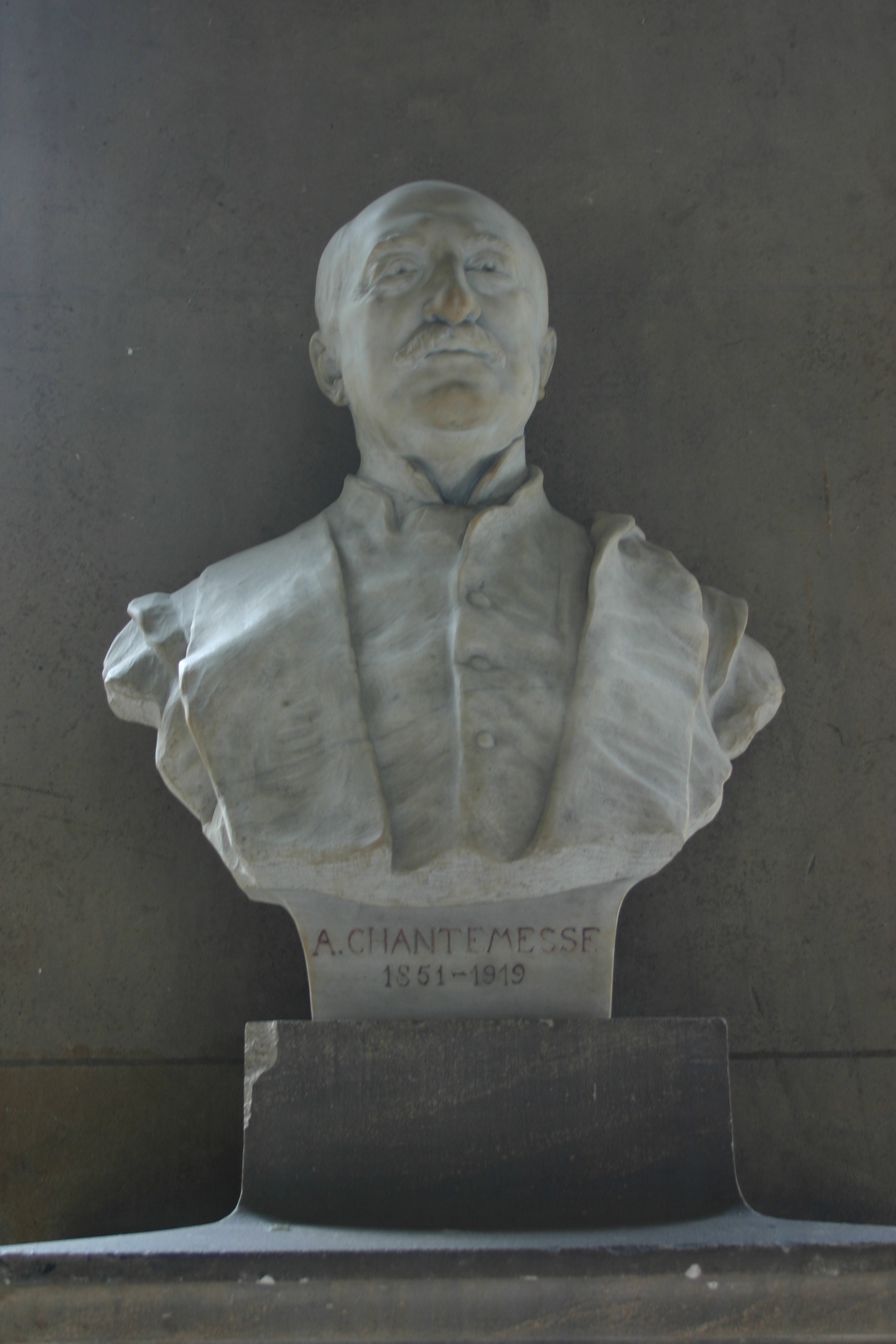 Andr%C3%A9%20Chantemesse%27s%20bust%2C%20Grand%20Hall%2C%20Universit%C3%A9%20Paris%20Descartes%2C%20Paris%20%283%29.JPG