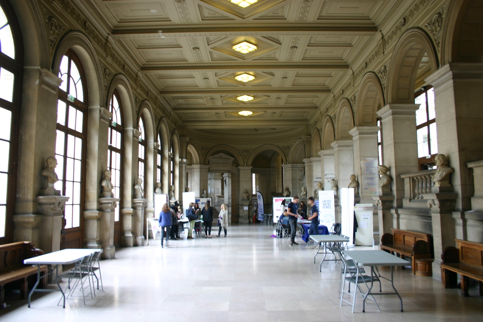 Grand%20Hall%2C%20Universit%C3%A9%20Paris%20Descartes%2C%20Paris%20%281%29.JPG