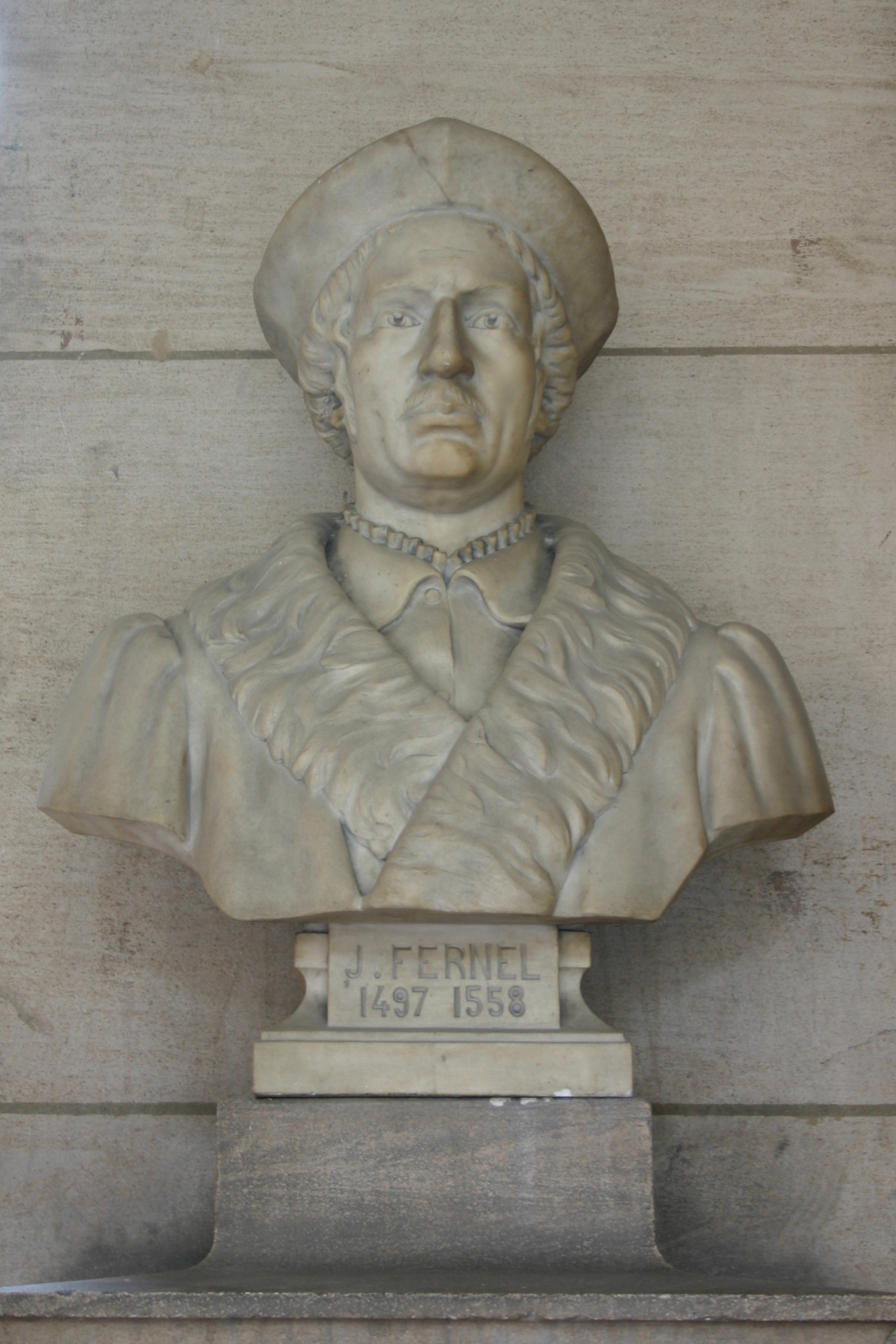 Jean%20Fernel%27s%20bust%2C%20Grand%20Hall%2C%20Universit%C3%A9%20Paris%20Descartes%2C%20Paris%20%283%29.JPG