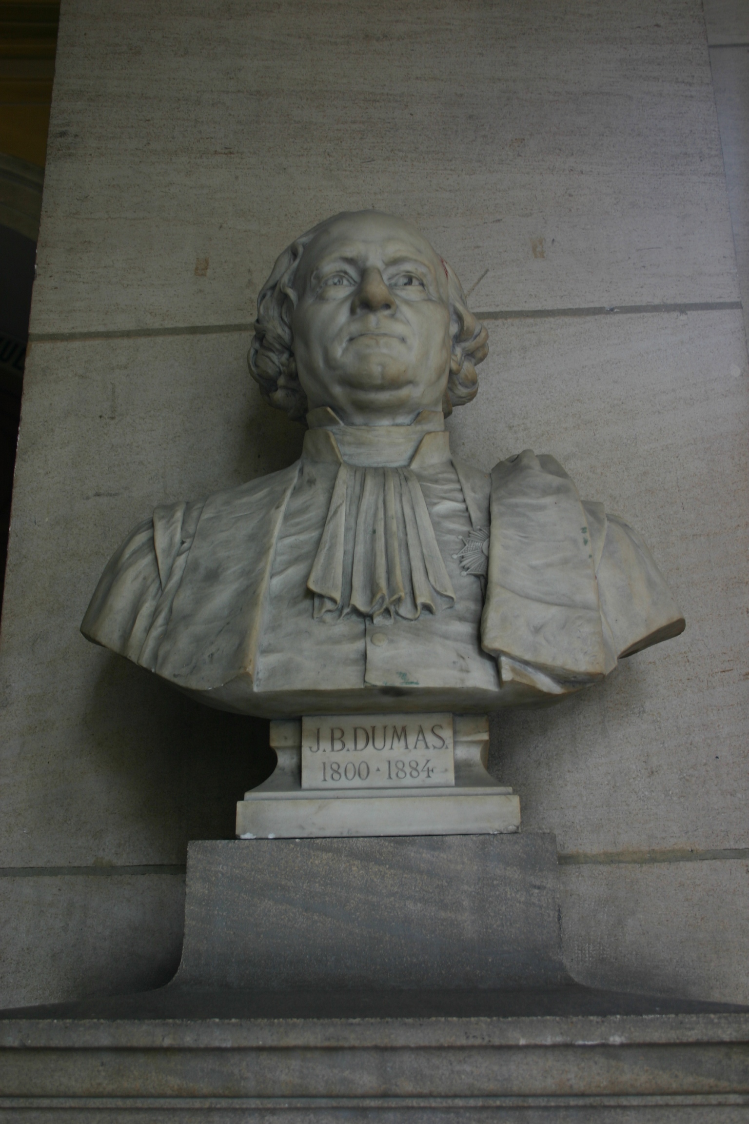 Jean-Baptiste%20Dumas%27%20bust%2C%20Grand%20Hall%2C%20Universit%C3%A9%20Paris%20Descartes%2C%20Paris%20%283%29.JPG