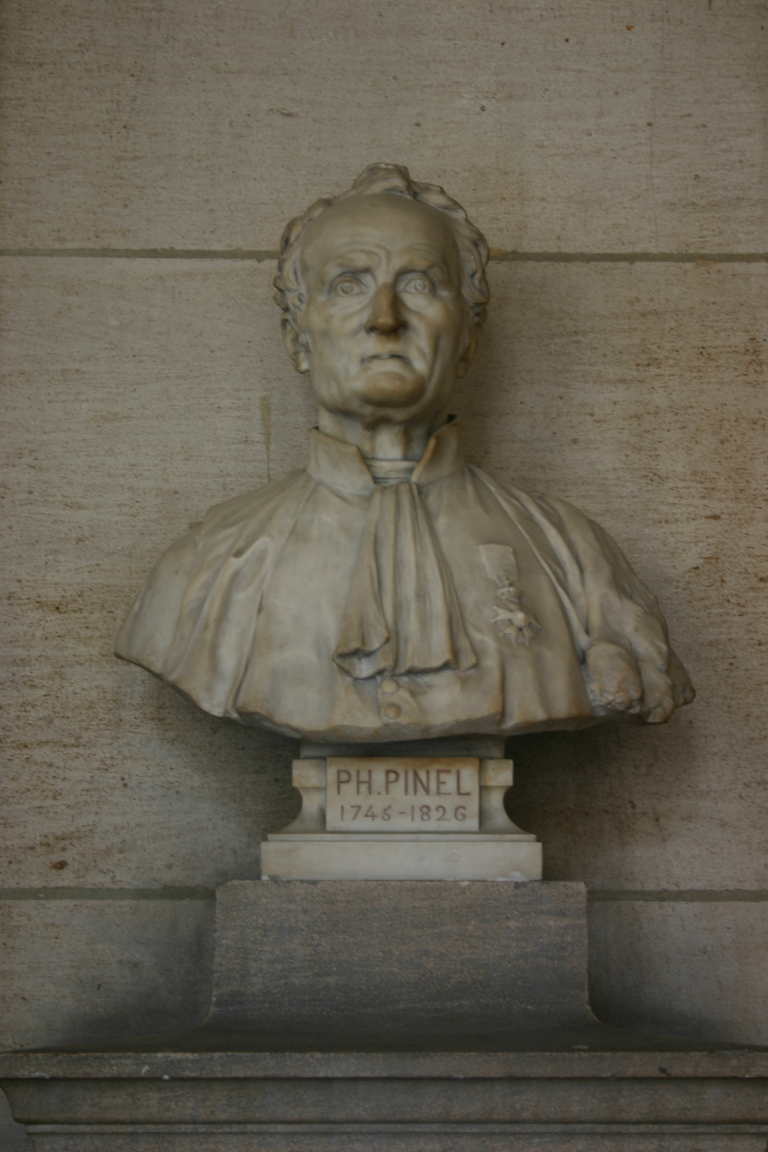 Philippe%20Pinel%27s%20bust%2C%20Grand%20Hall%2C%20Universit%C3%A9%20Paris%20Descartes%2C%20Paris%20%281%29.JPG