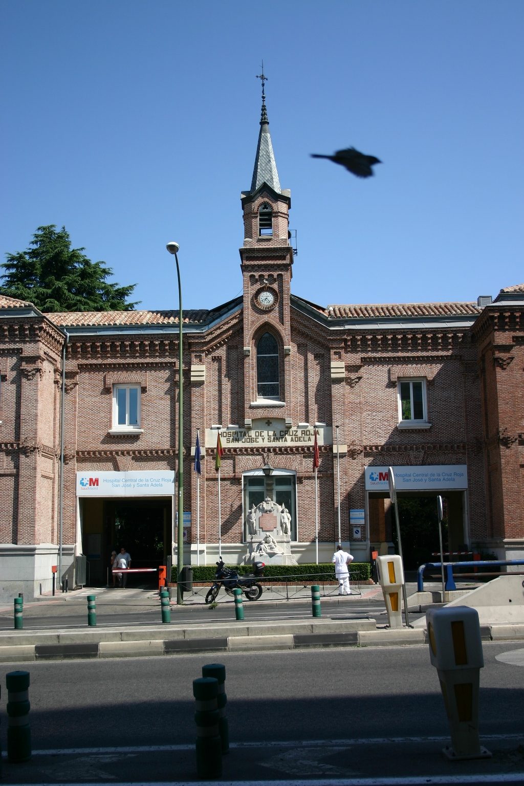 Hospital%20Central%20de%20la%20Cruz%20Roja%2C%20Madrid%20-%2004.JPG