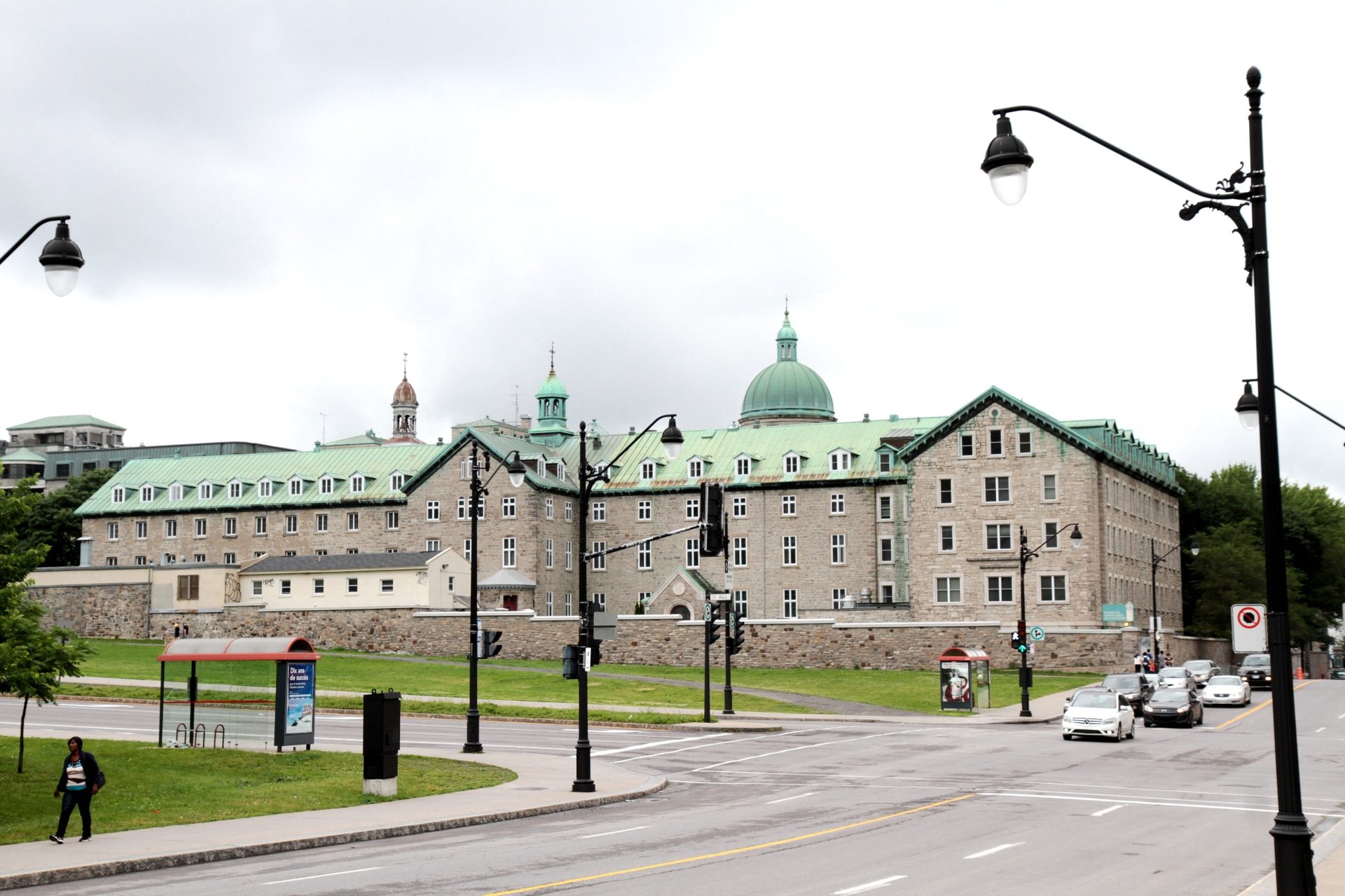 Hotel Dieu de Montreal, Montreal - 01.JPG