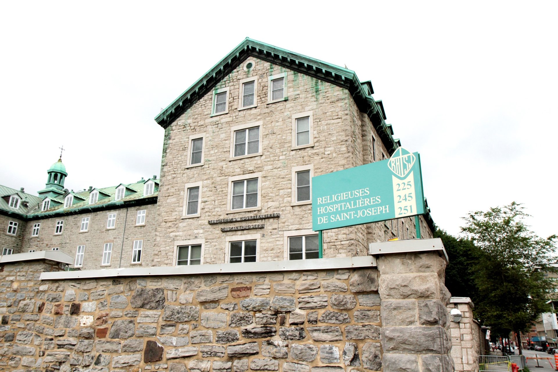 Hotel Dieu de Montreal, Montreal - 02.JPG