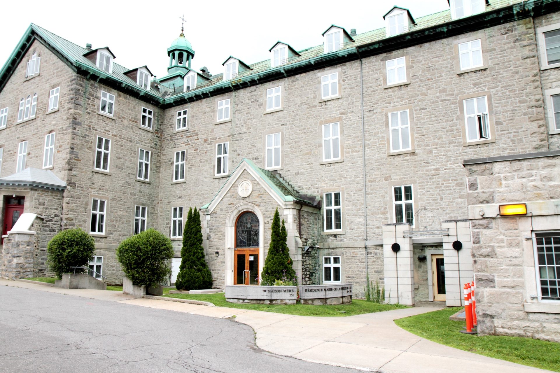 Hotel Dieu de Montreal, Montreal - 03.JPG