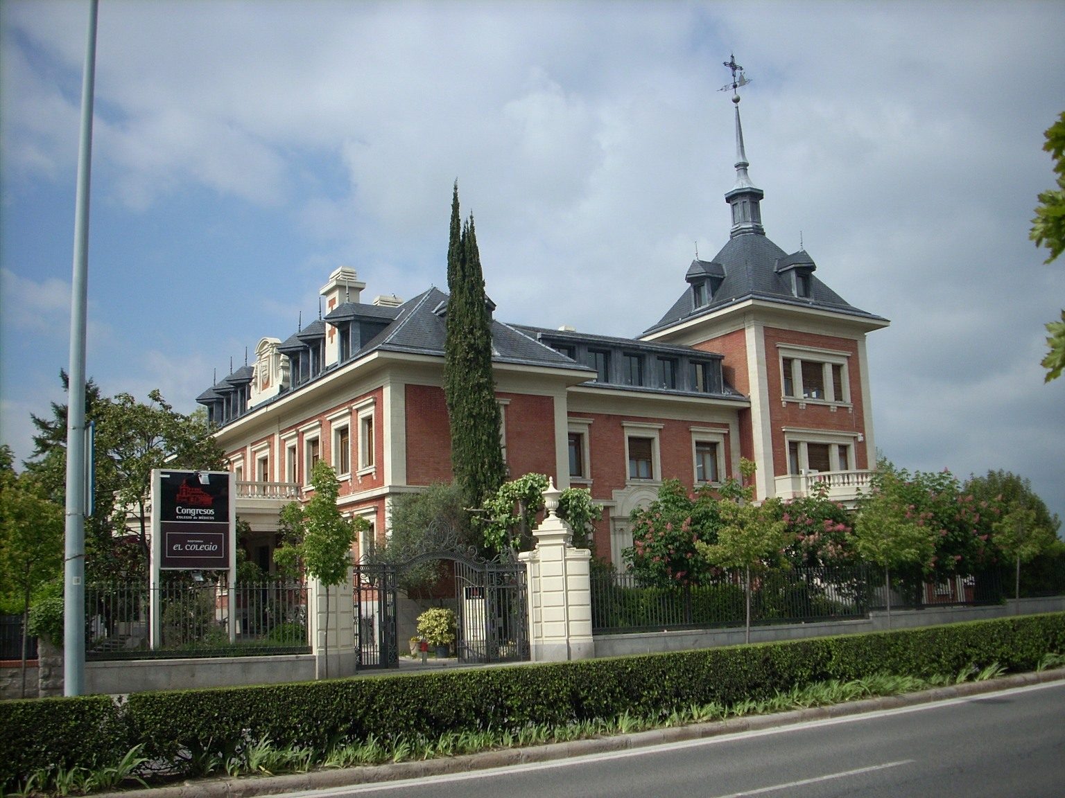 Colegio%20Oficial%20de%20Medicos%2C%20Pamplona%2C%20Spain%20%283%29.JPG