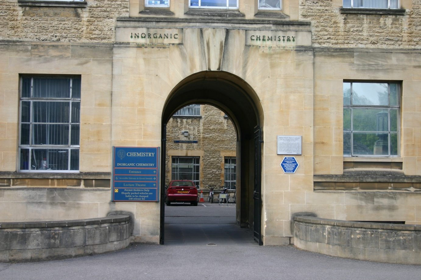 Inorganic%20Chemistry%20Laboratory%2C%20Oxford%20-%2003.JPG