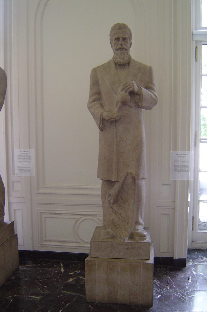 IMSS, Chicago, 5 - W C Roentgen statue.jpg