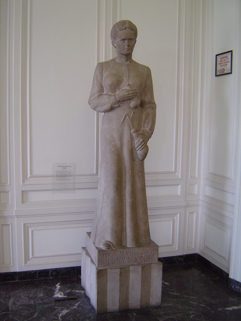 IMSS, Chicago, 6 - Marie Curie statue.jpg