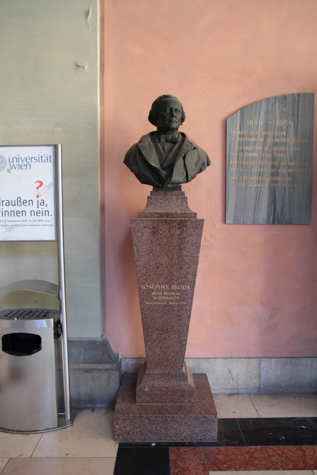Joseph Skoda' s bust, Medical monuments, UNI Vienna - 01.jpg