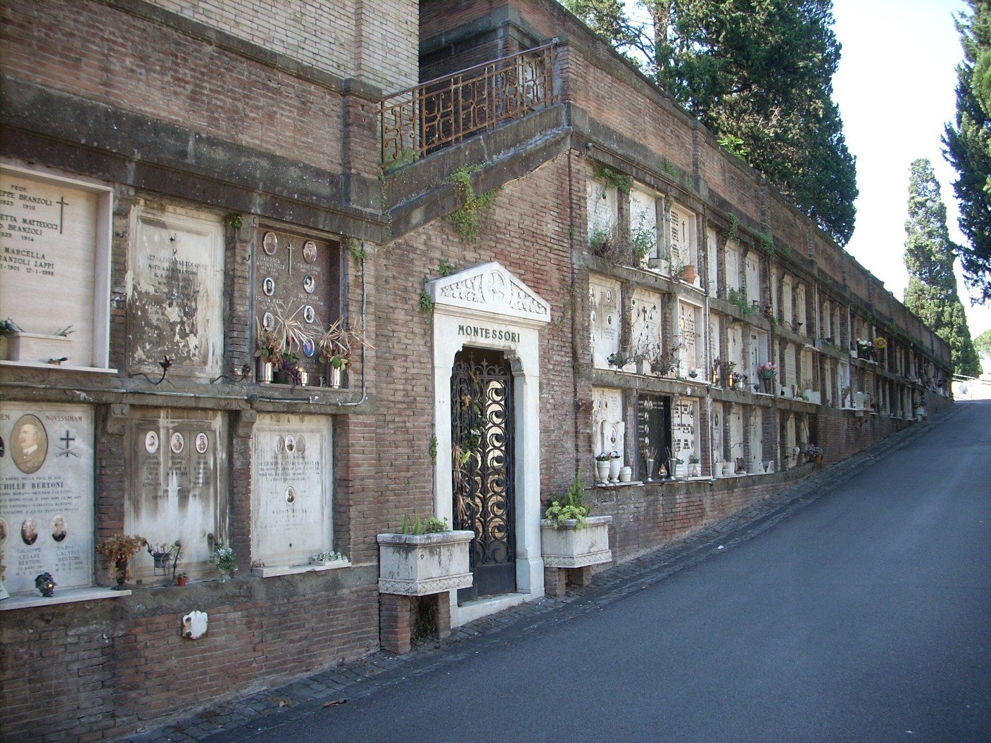 Maria%20Montessori%20funeral%20tablet%2C%20Cimitero%20del%20Verano%2C%20Rome%2C%20Italy%20-%2001.JPG