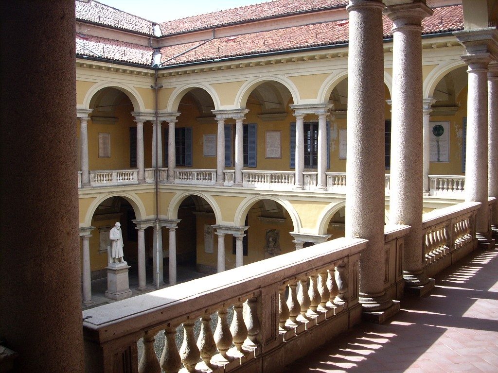 Statues Courtyard, University, Pavia - 2.jpg