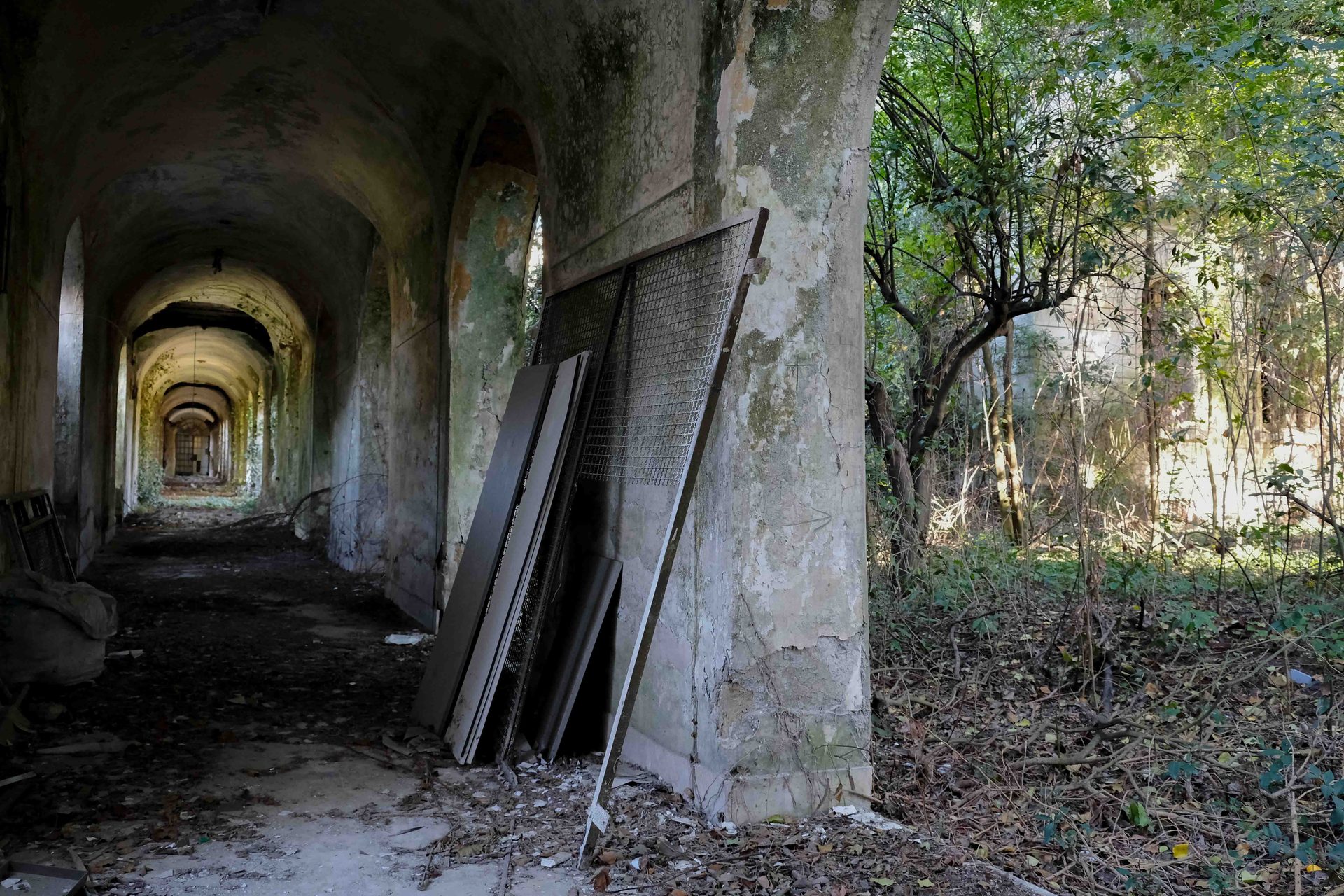 Old%20psychiatric%20hospital%20Leonardo%20Bianchi%2CNaples%20%284%29.jpg