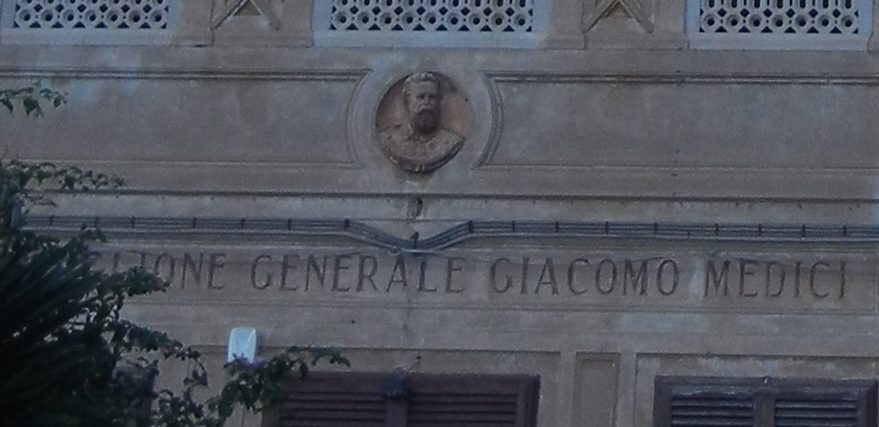 scritta sul fronte del padiglione Medici.JPG
