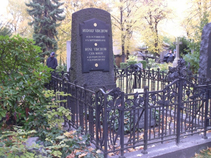 Rudolf Virchow tomb, Berlin - 1.jpg