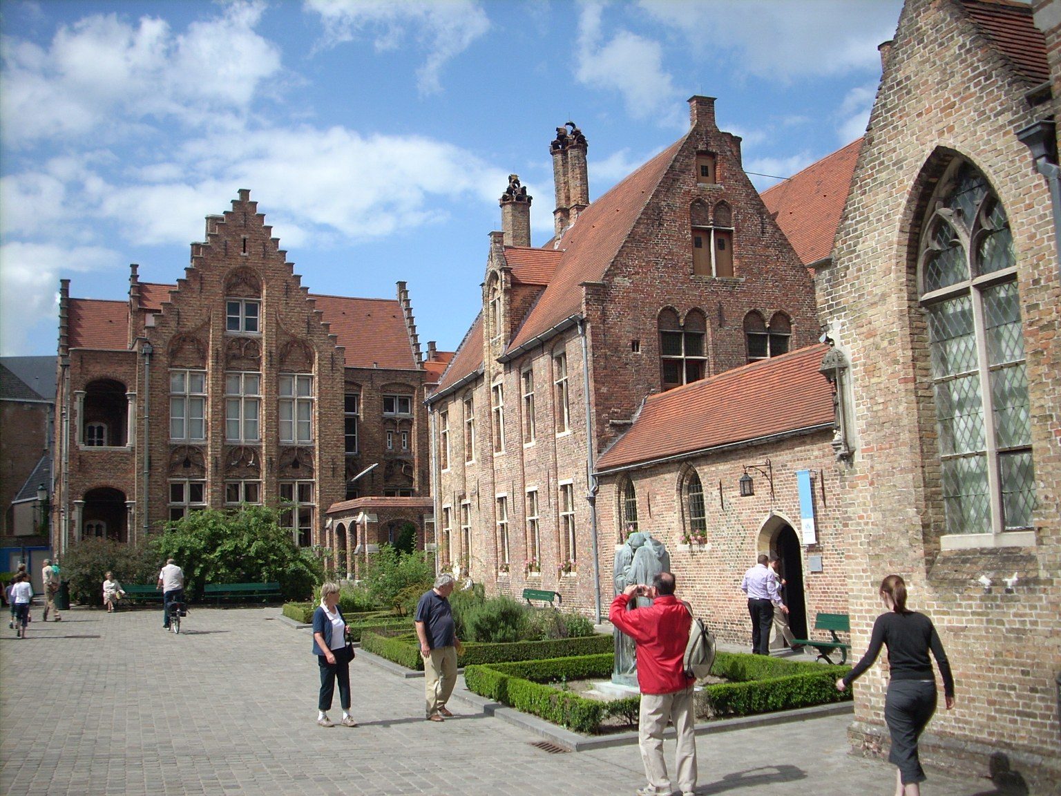 St%20Johns%27s%20Pharmacy%2C%20St%20John%27s%20hospital%2C%20Bruges%20-%2001.JPG