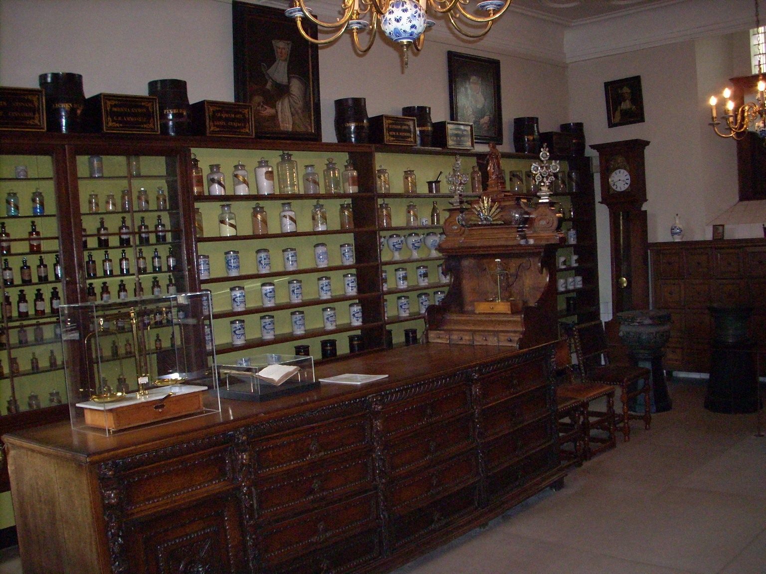 St%20Johns%27s%20Pharmacy%2C%20St%20John%27s%20hospital%2C%20Bruges%20-%2002.JPG