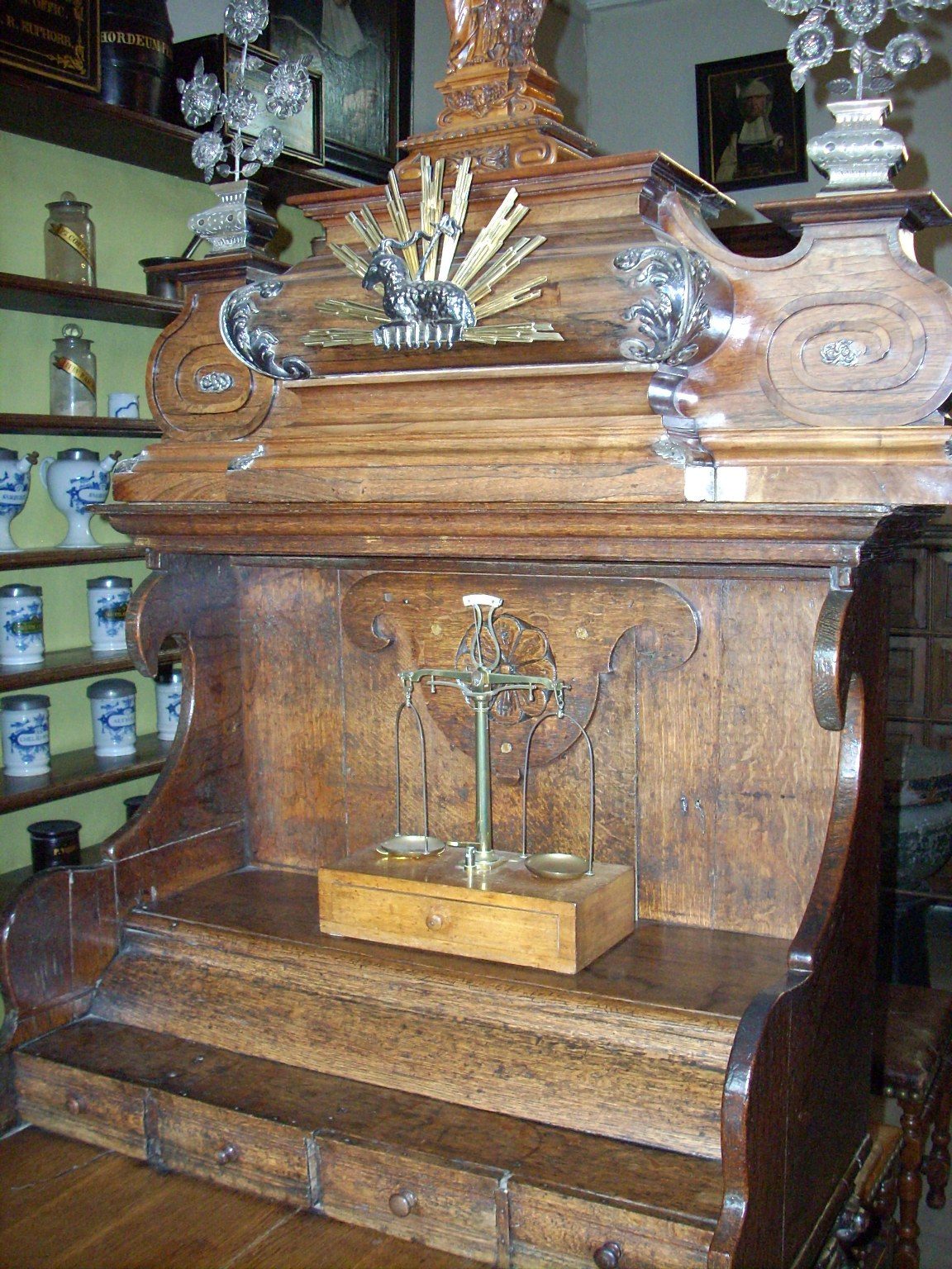 St%20Johns%27s%20Pharmacy%2C%20St%20John%27s%20hospital%2C%20Bruges%20-%2004.JPG