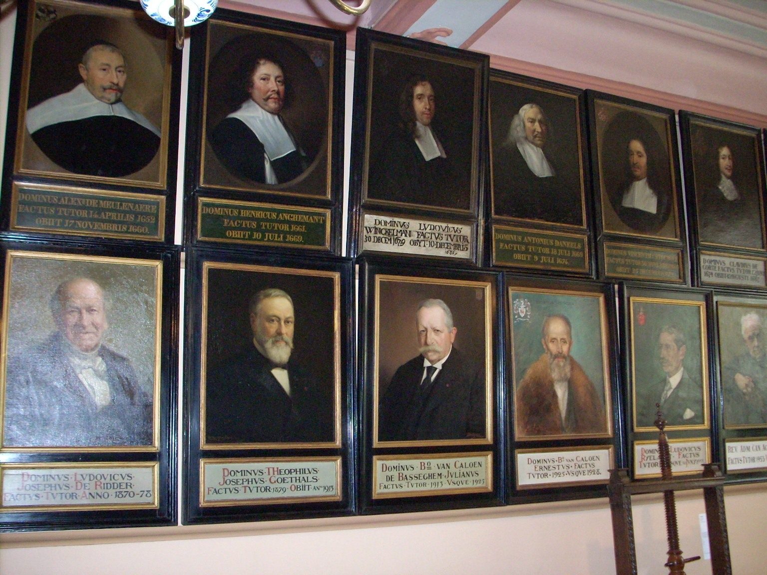 St%20Johns%27s%20Pharmacy%2C%20St%20John%27s%20hospital%2C%20Bruges%20-%2006.JPG