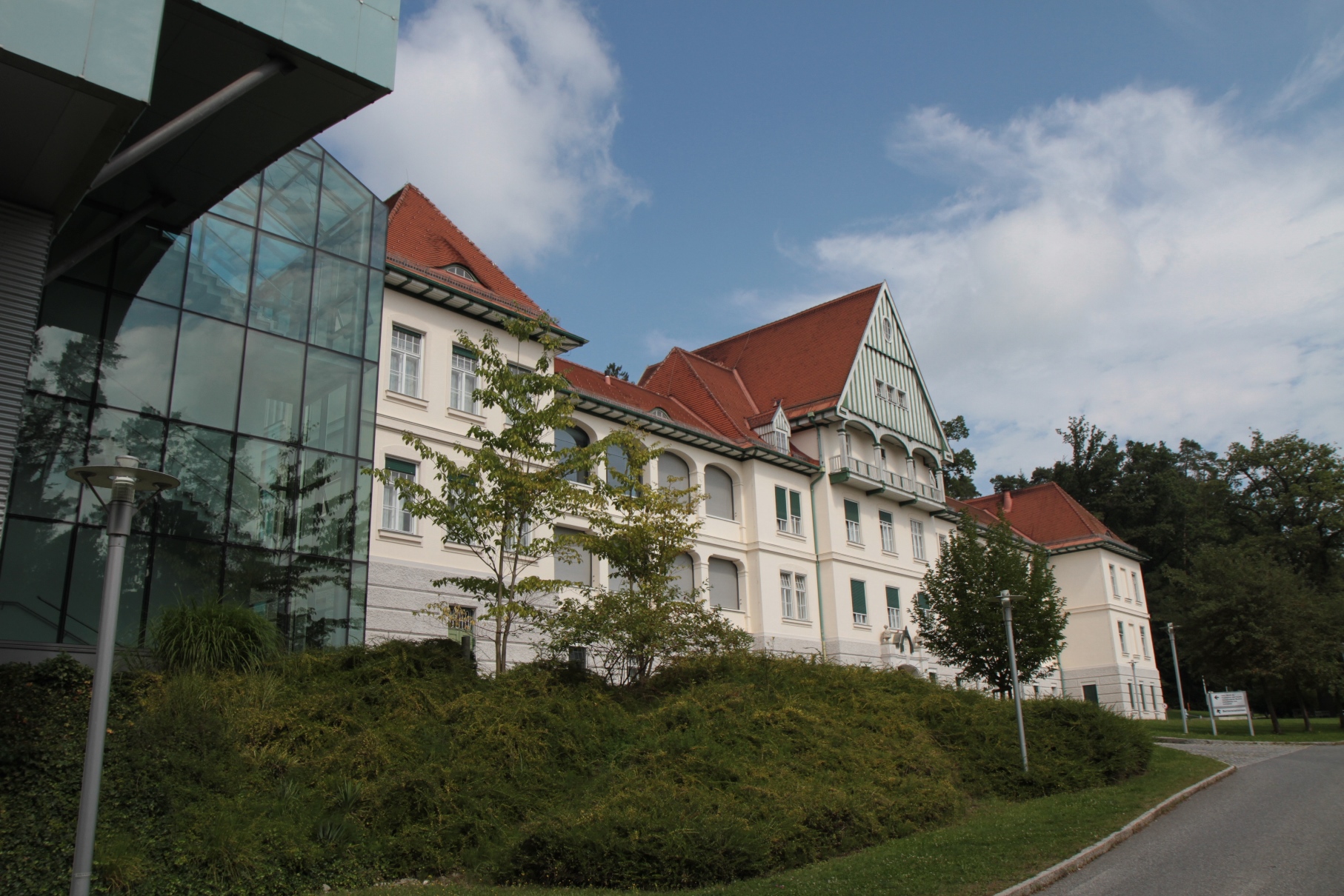 Universit%C3%A4tsklinik%20f%C3%BCr%20Psychiatrie%2C%20Graz%20-%2001.JPG